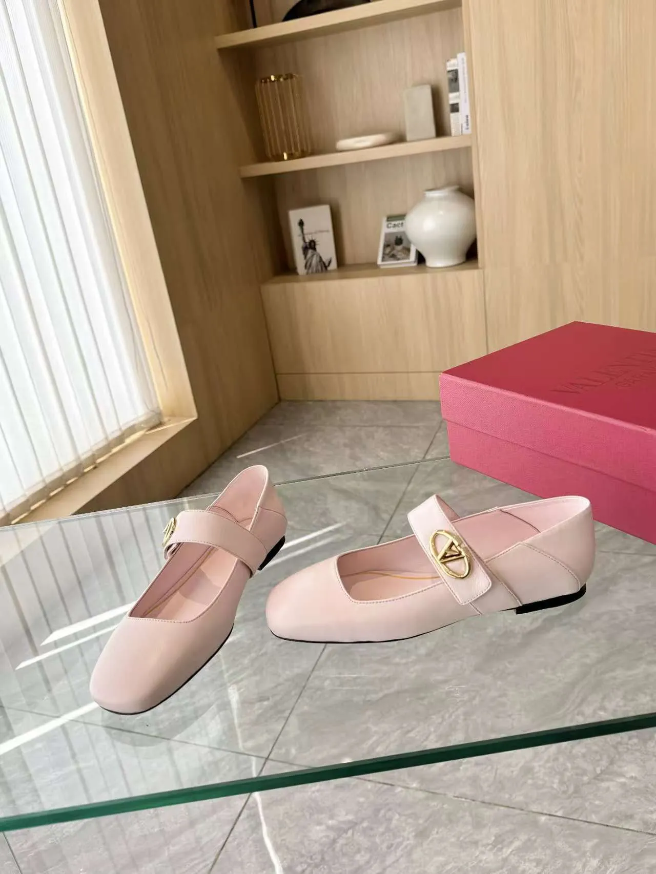 👟👟Ex-factory price 440👟👟 Genuine leather sole +40 Top version 𝑉𝐴𝐿𝐸𝑁𝑇𝐼𝑁𝑂 Valentino new autumn women's flat shoes, fashionable and versatile, definitely worth buying★Absolutely high-grade❥Original method Absolutely sensual❥Elegant style Create a different feeling, simple and elegant style!  Code number: 35-41 (34-42 customized, non-refundable) Fabric: Imported sheepskin Inner feet: Inner sheepskin Leather outsole Rubber outsole
